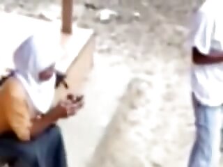 Egy gyönyörű fiatal lány, néhány napig meglátogatja a húgát. Látta, hogy a nővére ül a kanapén, és szeretettel megcsókolta házi pornó videók a férjét. A szőke nem pazarolt időt, majd elkezdte csupasz testét, simogatni a melleit. Fiatal férfi csuklós a gyönyörű várt rá a medencében.